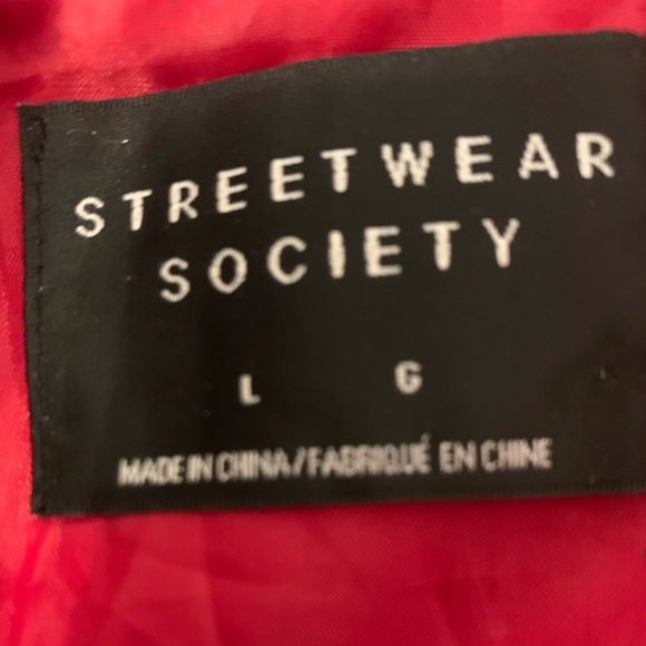 Windbreaker jacket style is supposed to be crop - Picture 2 of 2